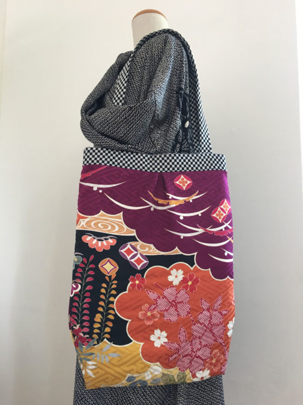 Schultertasche aus Festtagskimono – Bild 2