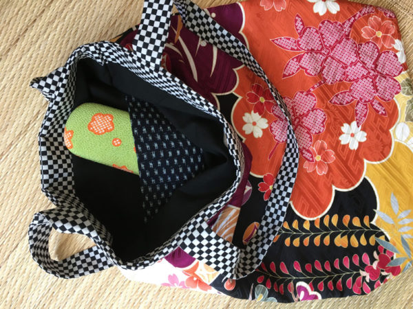 Schultertasche aus Festtagskimono – Bild 5