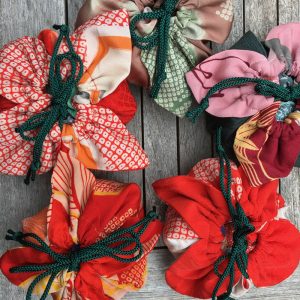 Drei Jonglierbälle in Blütenblätter Säckchen