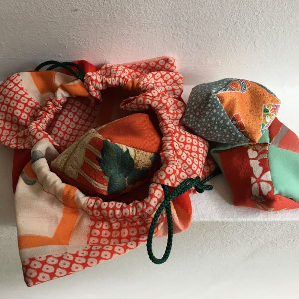 Drei Jonglierbälle in Blütenblätter Säckchen – Bild 4