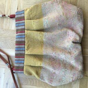 Schultertaschen mit Lederriemen